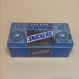 1989 'Snickers' Candy Bar radio tin
